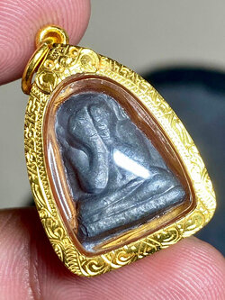 (02) พระปิดตาหลวงปู่โต๊ะ (ข้าวตอกแตก) พิมพ์หลังยันต์นะ เนื้อตะกั่ว ปี 2519 เลี่ยมทองพร้อมใช้