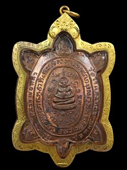 (15) เต่าเรือน หลวงปู่หลิว รุ่น ปลดหนี้ เนื้อทองแดง ปี 2536 โค๊ตยาว เลี่ยมทองพร้อมบูชา