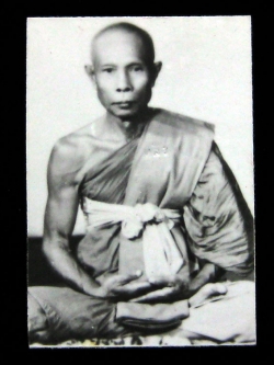 (10) รูปถ่ายหลวงปู่หลิว ขนาด 1.5 นิ้ว ออกวัดไร่แตงทอง ปี 2538