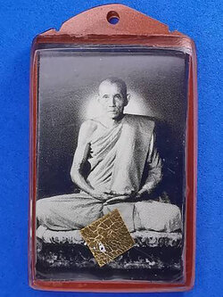 (08) รูปถ่ายปี 58 ดอกลายพิกุล ปิดทอง หลังยันต์ตุ๊กตาแดงซ้อน สวยๆเดิมๆ จากวัด