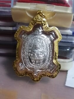 เต่าหลวงปู่หลิว วัดสนามจันทร์ เนื้อเงิน ปี2538 เลี่ยมทองพร้อมบูชา