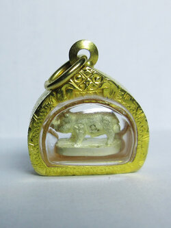 หมูจิ๋ว มหาลาภ หลวงพ่อเปิ่น วัดบางพระ เนื้อเงิน ปี 41 เลี่ยมทองพร้อมบูชา (องค์ที่ 3)