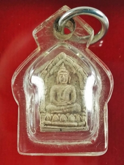 (6) ขุนแผนจิ๋วหรือขุนแผนหลังนะฤๅชัย เนื้อ ผงพรายกุมาร ปี 30 หลวงพ่อสาคร วัดหนองกรับ