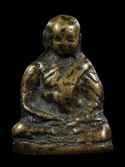 รูปหล่อโบราณหลวงพ่อจง ออกวัดคอกหมู รุ่นแรก พิมพ์นั่งสมาธิหลังยันต์ ปีพ.ศ.2485 เนื้อทองผสม