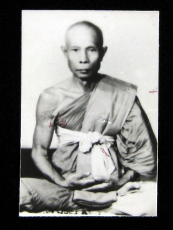 (18) รูปถ่ายหลวงปู่หลิว ขนาด 1.5 นิ้ว ออกวัดไร่แตงทอง ปี 2538