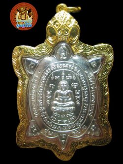 (20) เหรียญพญาเต่าเรือน หลวงปู่หลิว รุ่นสุขใจ เนื้อเงิน บล๊อคทองคำ ผิวกระจก ปี 2537 เลี่ยมทองพร้อมบูชา