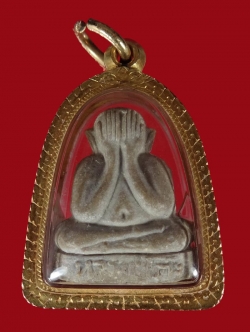 พระปิดตาพิมพ์ตุ๊กตาเล็ก เนื้อผงเกสร(หายากสร้างน้อย) นิ้วชัด พร้อมเลี่ยมทองกันน้ำพร้อมบูชา