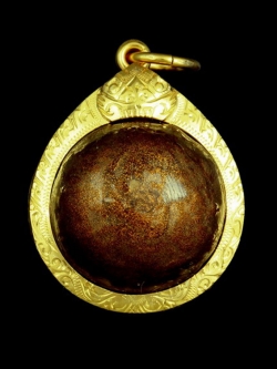 (3) ลูกอมผงพรายกุมาร ลป.ทิมวัดระหารไร่ บรอนซ์น้ำมันยุคต้น ขนาด ๑.๗ ซม เลี่ยมทองพร้อมบูชา