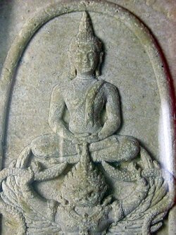 พระสมเด็จทรงครุฑ หลวงปู่ผาด วัดไร่ ปี 2554 เนื้อผงวิปัสสนา เลี่ยมสแตนเลสพร้อมบูชา