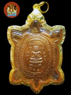 (8) เต่าเรือน หลวงปู่หลิว รุ่น ปลดหนี้ เนื้อทองแดง ปี 2536 โค๊ตยาว ผิวแดงๆ เลี่ยมทองพร้อมบูชา