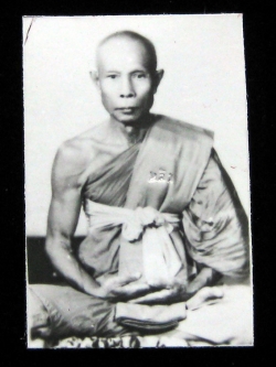 (8) รูปถ่ายหลวงปู่หลิว ขนาด 1.5 นิ้ว ออกวัดไร่แตงทอง ปี 2538