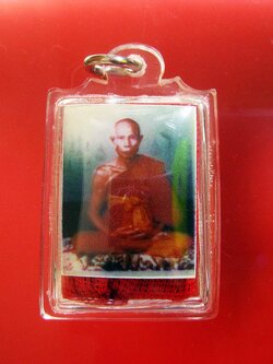 (03) รูปถ่ายหลังยันต์หมึก วัดไร่แตงทอง ปี2536 หลวงปู่หลิว วัดไร่แตงทอง จ.นครปฐม ด้านหลัง ผ้ายันต์จารมือ พิเศษสุด ๆ