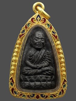 (2) หลวงปู่ทวด เนื้อว่าน ปี 24 พิมพ์ใหญ่ เลี่ยมทองสุโขทัย หนาๆ