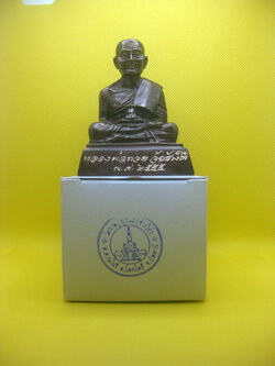 (9) พระบูชาหลวงพ่อทวด พิมพ์ลอยองค์หน้าตัก 2 นิ้ว เนื้อโลหะรมดำ วัดช้างให้ ปี 2555 (ขนาดติดหน้ารถ) พร้อมกล่องเดิม สภาพสวยเดิมๆ ไม่ผ่านการใช้