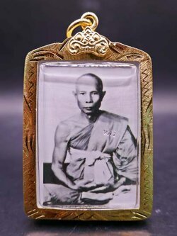 (21) รูปถ่ายหลวงปู่หลิว ขนาด 1.5 นิ้ว ออกวัดไร่แตงทอง ปี 2538 เลี่ยมกรอบทองไมครอน (ไม่ใช่ทองแท้)
