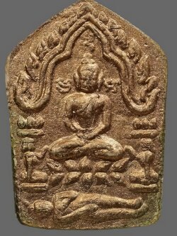 (8) พระขุนแผนผงพรายกุมารรุ่นสากหัก พิมพ์เล็ก เนื้อขาว ทาบรอนส์ทองด้านหน้า *กรรมการทาทอง* สภาพสวย มีบัตรรับรอง