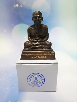 (4) พระบูชาหลวงพ่อทวด พิมพ์ลอยองค์หน้าตัก 2 นิ้ว เนื้อโลหะรมดำ วัดช้างให้ ปี 2555 (ขนาดติดหน้ารถ) พร้อมกล่องเดิม สภาพสวยเดิมๆ ไม่ผ่านการใช้