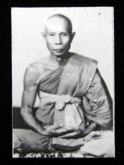 (17) รูปถ่ายหลวงปู่หลิว ขนาด 1.5 นิ้ว ออกวัดไร่แตงทอง ปี 2538