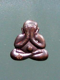 (9) ลพ.สาคร วัดหนองกรับ ปิดตาหลังรูปเหมือน ทองแดง ปี 49