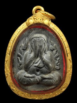 (3) พระปิดตากนกข้างตะกรุดเงินคู่ หลวงปู่โต๊ะ ปี 2522 สภาพสวย คมชัด สมบูรณ์ มีเส้นเกษา หลายเส้น เลี่ยมทอง 90% พร้อมบูชา