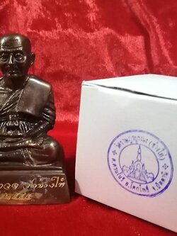 (3) พระบูชาหลวงพ่อทวด พิมพ์ลอยองค์หน้าตัก 2 นิ้ว เนื้อโลหะรมดำ วัดช้างให้ ปี 2555 (ขนาดติดหน้ารถ) พร้อมกล่องเดิม สภาพสวยเดิมๆ ไม่ผ่านการใช้