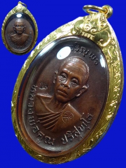 3) หลวงพ่อคูณ พิมพ์เจริญพรบนครึ่งองค์ (นิยม ม.ขีด+ตัวตัดนวะ) เนื้อทองแดง ปี36 เลี่ยมทอง