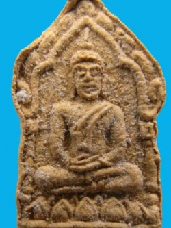 (1) ขุนแผนจิ๋วหรือขุนแผนหลังนะฤๅชัย ผงพรายกุมาร เนื้อเหลืองว่านดอกทอง ปี 30 หลวงพ่อสาคร วัดหนองกรับ