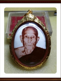 หลวงปู่หลิว วัดไร่แตงทอง ล็อกเก็ต รุ่น รวมพุทธคุณ พ.ศ.2538 เลี่ยมทอง