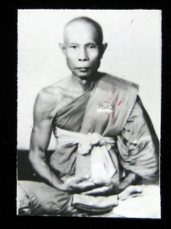 (15) รูปถ่ายหลวงปู่หลิว ขนาด 1.5 นิ้ว ออกวัดไร่แตงทอง ปี 2538