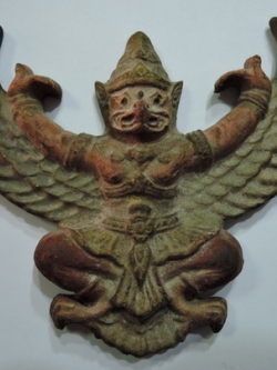 (2) พญาครุฑ หลวงพ่อโอภาสี ขนาดบูชา พอเหมาะ ปีกกว้างประมาณ 12 ซ.ม.เนื้อดินเผาผสมผงพุทธคุณ