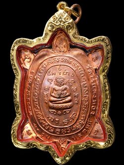 (11) เต่าเรือน หลวงปู่หลิว รุ่น ปลดหนี้ เนื้อทองแดง ปี 2536 โค๊ตยาว (สภาพสวย) เลี่ยมทองพร้อมบูชา