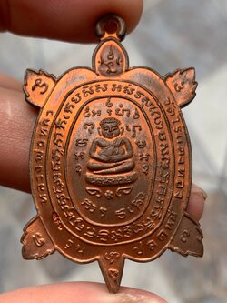 (13) เต่าเรือน หลวงปู่หลิว รุ่น ปลดหนี้ เนื้อทองแดง ปี 2536 โค๊ตยาว ผิวแดงๆ