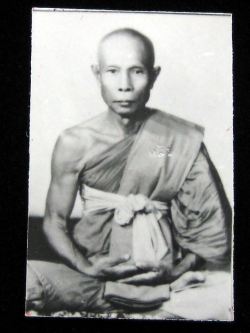 (16) รูปถ่ายหลวงปู่หลิว ขนาด 1.5 นิ้ว ออกวัดไร่แตงทอง ปี 2538