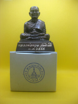 (10) พระบูชาหลวงพ่อทวด พิมพ์ลอยองค์หน้าตัก 2 นิ้ว เนื้อโลหะรมดำ วัดช้างให้ ปี 2555 (ขนาดติดหน้ารถ) พร้อมกล่องเดิม สภาพสวยเดิมๆ ไม่ผ่านการใช้