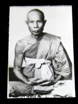 (1) รูปถ่ายหลวงปู่หลิว ขนาด 1.5 นิ้ว ออกวัดไร่แตงทอง ปี 2538