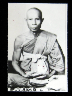 (3) รูปถ่ายหลวงปู่หลิว ขนาด 1.5 นิ้ว ออกวัดไร่แตงทอง ปี 2538