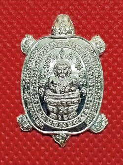 (5) เต่า สนามจันทร์ ปี38 เนื้อเงิน สร้าง 1000 องค์ ผิวกระจกเดิมๆ ตอกโค๊ตชัดเจน หน้าองค์พระมีรอยนิดหน่อยตามรูป พร้อมกล่องเดิมๆ