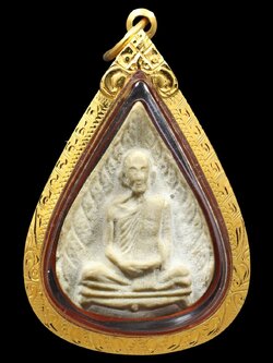 พระผงรูปเหมือนหลวงปู่โต๊ะ พิมพ์ใบโพธิ์ หลังยันต์ตรี เนื้อเกสร สภาพสวย เลี่ยมทองพร้อมบูชา