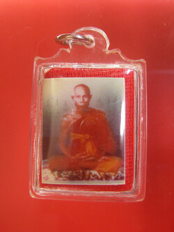 (01) รูปถ่ายหลังยันต์หมึก วัดไร่แตงทอง ปี2536 หลวงปู่หลิว วัดไร่แตงทอง จ.นครปฐม ด้านหลัง ผ้ายันต์จารมือ พิเศษสุด ๆ