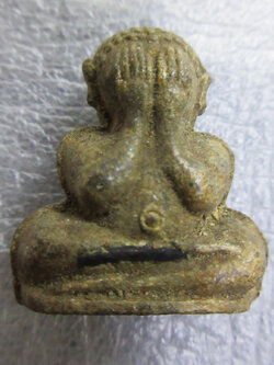 พระปิดตาหลวงปู่โต๊ะ วัดประดูฉิมพลี พิมพ์ตุ๊กตา เนื้อผงเกสร ปี 2521 ฝังตระกรุดด้านหน้า (หายาก) / วัดศาลาครืนสร้าง