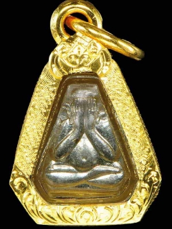 ปิดตาสาริกา หลังยันต์ห้า หลวงพ่อสาคร เนื้อเงิน ปี 2546 รุ่นแรก เลี่ยมทองกันน้ำพร้อมบูชา