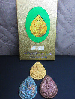 พระพิฆเนศวร ชุดเนื้อทองคำพิมพ์ใหญ่ (นน. 12.01 กรัม) เงิน ทองทิพย์ ด้านหลัง ญสส. พร้อมการ์ด และกล่องไม้ หมายเลข 530