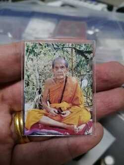 รูปหลวงปู่หมุน ปี43 (ด้านหลังปั๊มตราใบโพธิ์) หลังติดจีวร