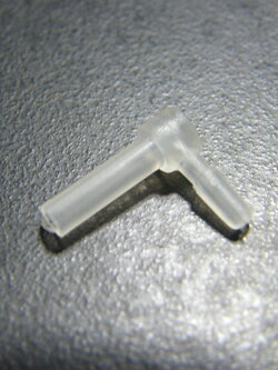 08ACC-TU ข้องอสั้น เป็นอุปกรณ์แท็งซ์ ทำจากพลาสติ๊ก ยาว 1 ซม. ใช้กับแท็งซ์ได้ทุกยี่ห้อทุกรุ่น 300 กรัม