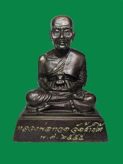 (21) พระบูชาหลวงพ่อทวด พิมพ์ลอยองค์หน้าตัก 2 นิ้ว เนื้อโลหะรมดำ วัดช้างให้ ปี 2555 (ขนาดติดหน้ารถ) พร้อมกล่องเดิม สภาพสวยเดิมๆ ไม่ผ่านการใช้