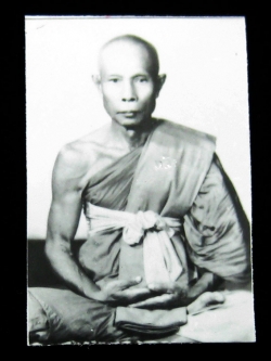 (4) รูปถ่ายหลวงปู่หลิว ขนาด 1.5 นิ้ว ออกวัดไร่แตงทอง ปี 2538