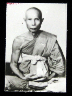 (7) รูปถ่ายหลวงปู่หลิว ขนาด 1.5 นิ้ว ออกวัดไร่แตงทอง ปี 2538