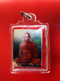 (02) รูปถ่ายหลังยันต์หมึก วัดไร่แตงทอง ปี2536 หลวงปู่หลิว วัดไร่แตงทอง จ.นครปฐม ด้านหลัง ผ้ายันต์จารมือ พิเศษสุด ๆ