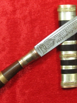 (1) มีดหมอหลวงพ่อคูณ วัดบ้านไร่ ปี 36 (ด้ามไม้ฝักไม้) ออกที่วัดประโดก อ.เมืองนครราชสีมา ปี 2536