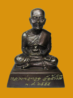 (19) พระบูชาหลวงพ่อทวด พิมพ์ลอยองค์หน้าตัก 2 นิ้ว เนื้อโลหะรมดำ วัดช้างให้ ปี 2555 (ขนาดติดหน้ารถ) พร้อมกล่องเดิม สภาพสวยเดิมๆ ไม่ผ่านการใช้